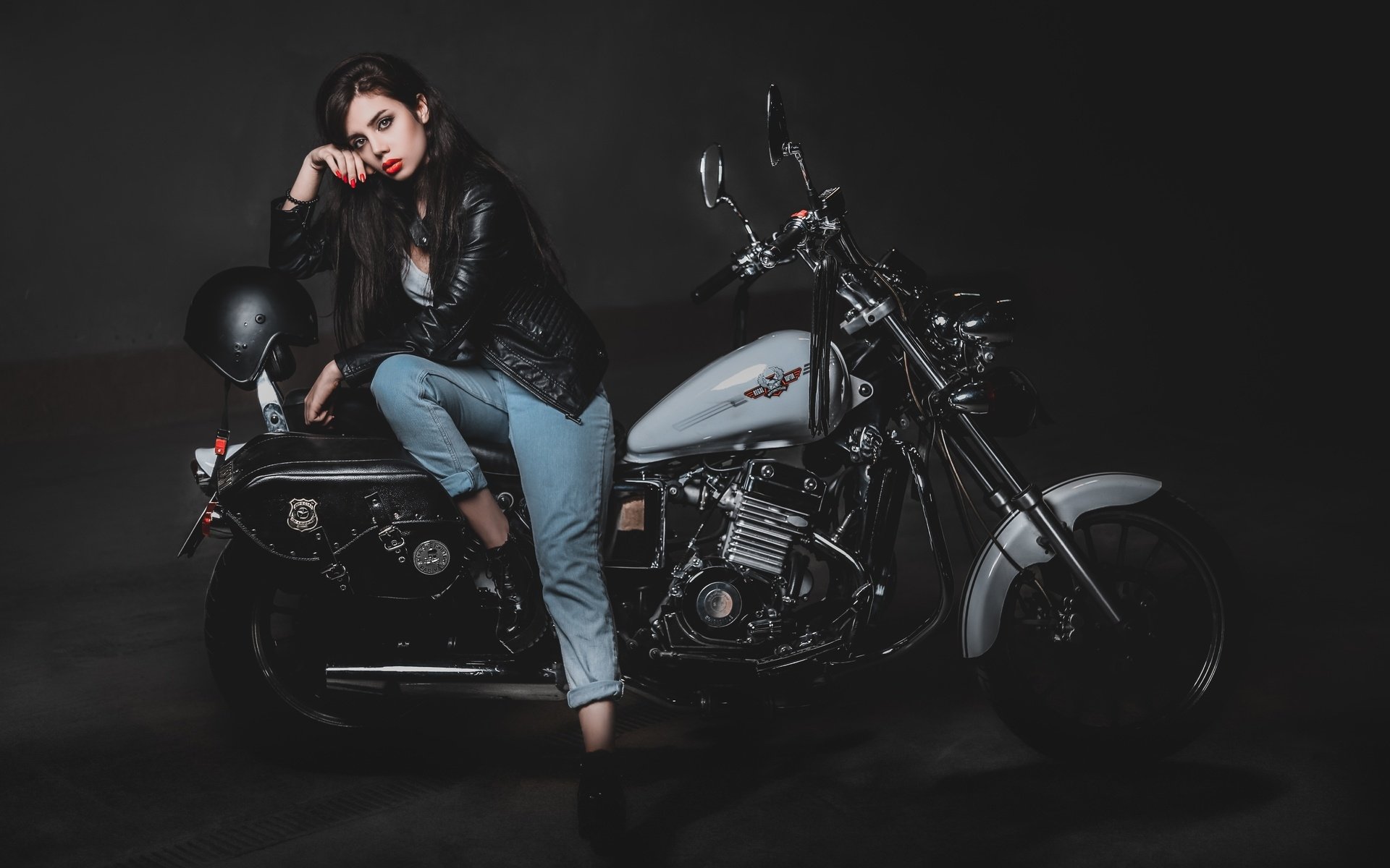Biker girls: style and drive brings the glow — live moments in Manila