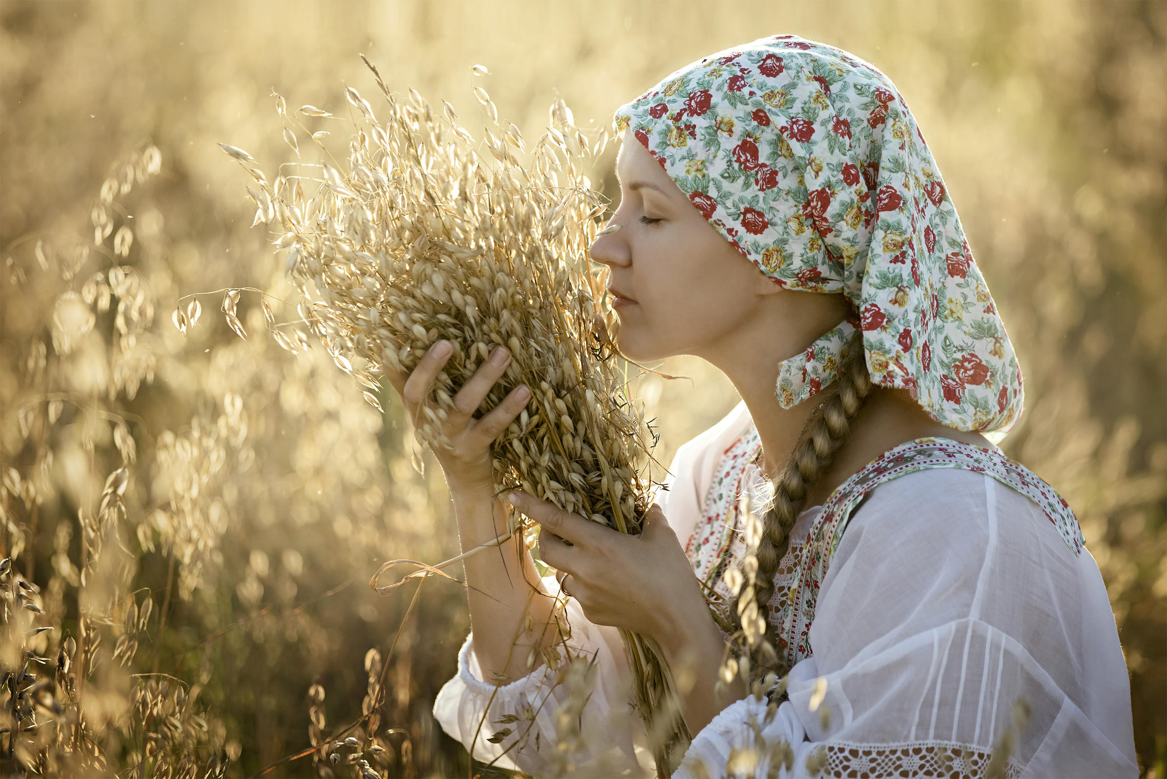 Photo Women in Slavic costumes in Manila